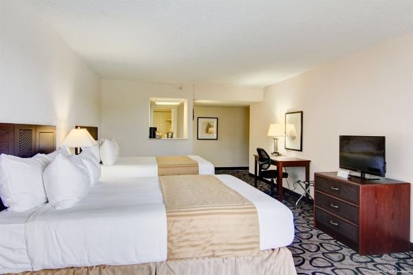 PARAMOUNT PLAZA HOTEL AND SUITES (Gainesville)
